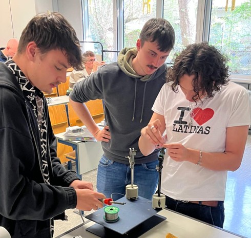 Elektromotor bauen in der Vorklasse der BOS Technik Augsburg