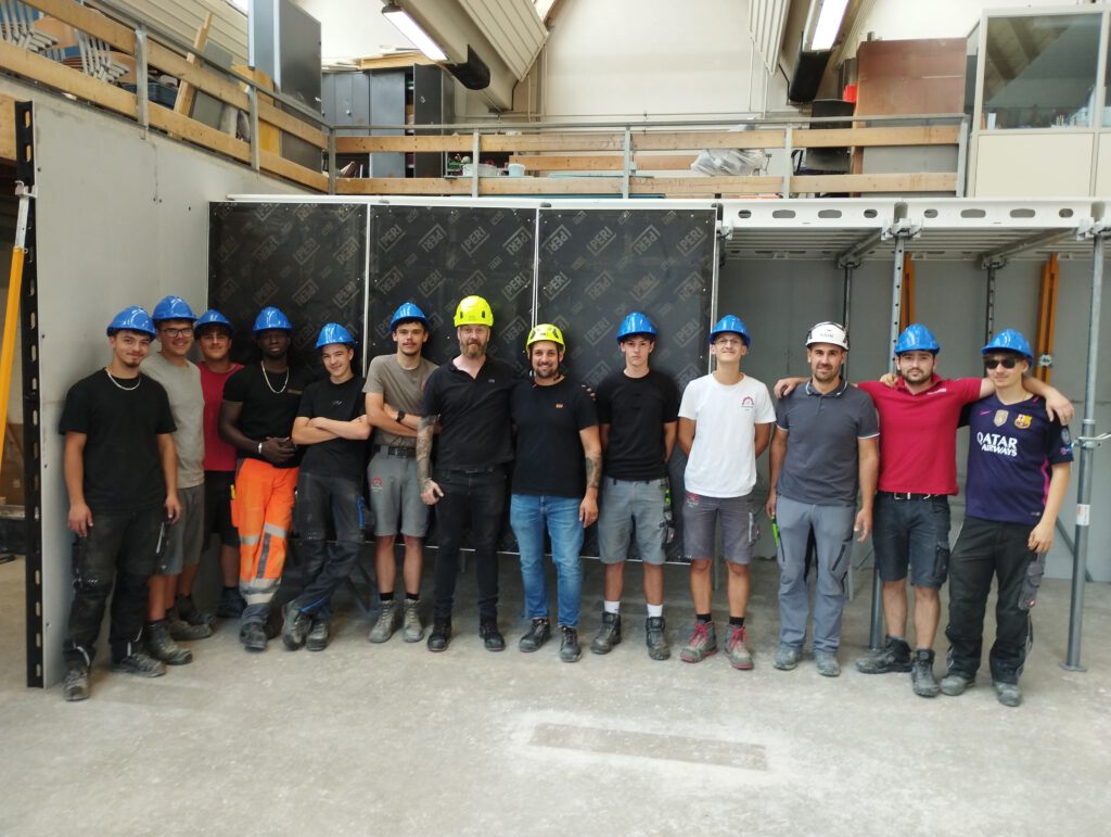 Übergabe der Wand und Deckenschalung durch die Firma PERI