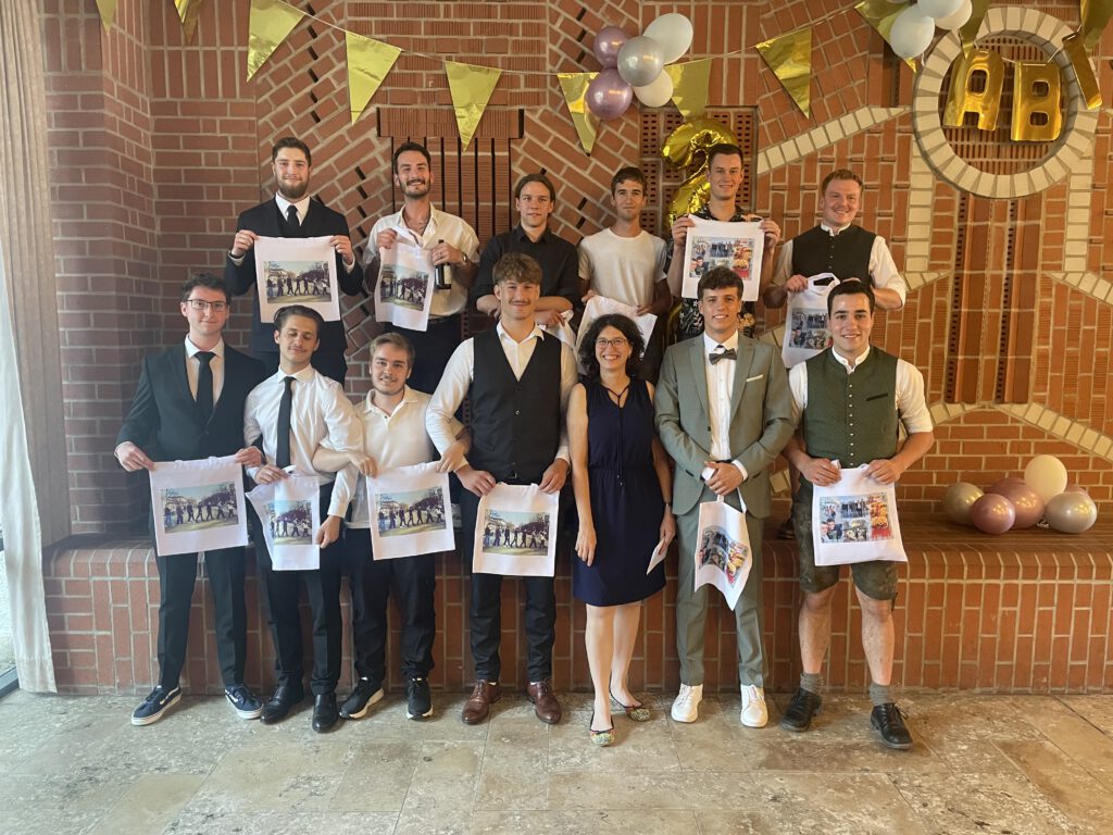 BOS-Abiball: Freunde müsst ihr sein – egal wie viele!